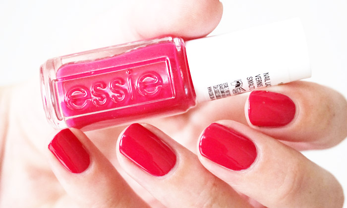 swatch of Essie haute in the heat